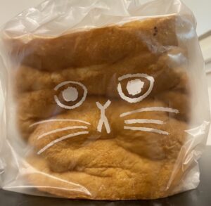 ねこねこ食パン 一斤袋に入った状態の画像